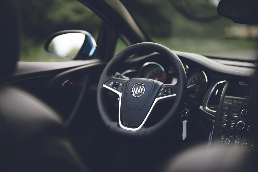 Интерьер Buick Cascada Convertible 2016 года  (фото 3 из 40)